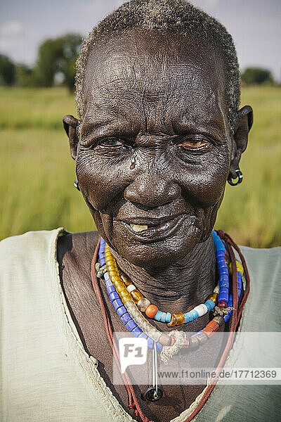 Ältere Nuer-Frau in der Nähe von Gambella in Westäthiopien; Äthiopien
