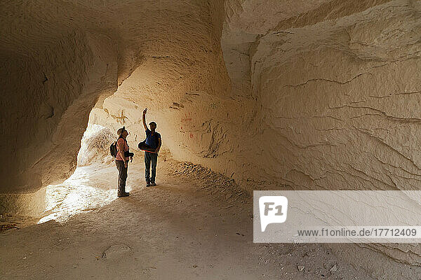 Wanderer erkunden die Felsformationen im Rosental; Kappadokien  Türkei