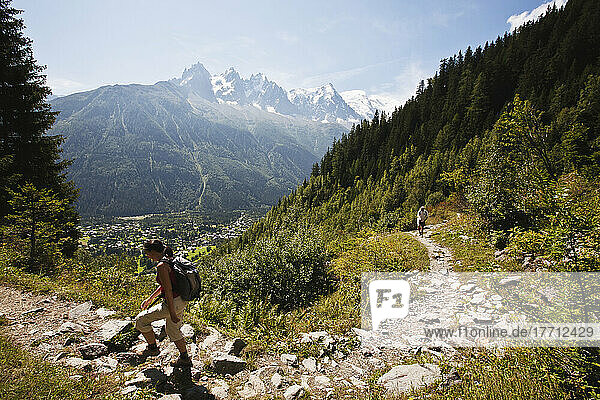 Sommerwanderung über dem Chamonix-Mont-Blanc-Tal  mit dem Mont-Blanc-Massiv im Hintergrund; Frankreich