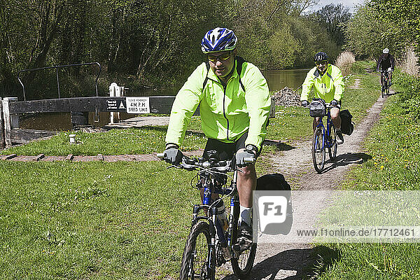 Gruppe von Radfahrern auf dem Kennet- und Avon-Kanal-Radweg; Hungerford  Berkshire  England