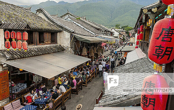 Touristen in Cafés entlang der Straße; Dali  Yunnan  China
