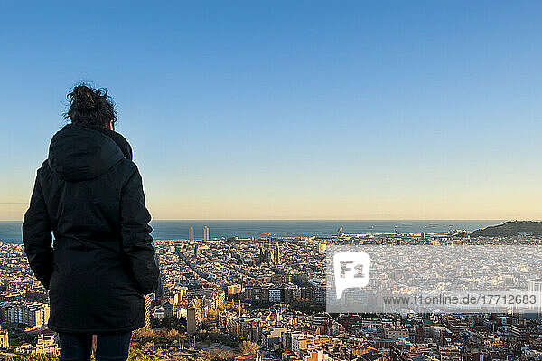 Eine Frau steht mit Blick auf die Stadt Barcelona von Turo De La Rovira; Barcelona  Katalonien  Spanien