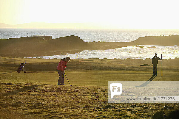 Sonnenuntergang im Port Stewart Golf Club; Port Stewart  Grafschaft Londonderry  Irland