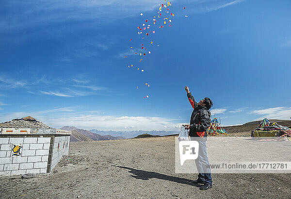 Tibeter verstreuen die Gebetszettel unter dem Wind; Provinz Qinghai  Tibet