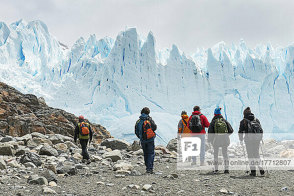 Touristen mit Blick auf den Moreno-Gletscher  Los Glaciares National Park; Provinz Santa Cruz  Argentinien