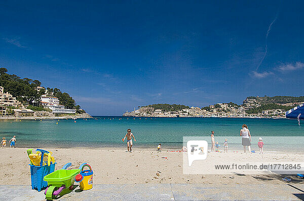 Eimer und Spaten an der Wand vor dem Strand von Puerto De Soller; Mallorca  Spanien