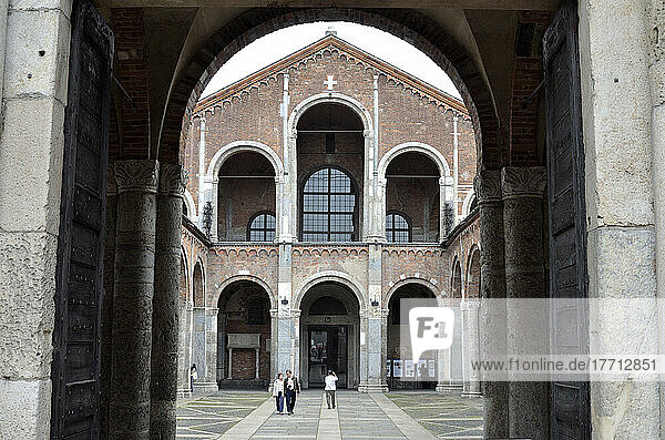 Ansicht der zwischen 379 und 386 n. Chr. erbauten Kirche St. Ambrogio  Mailand  Italien