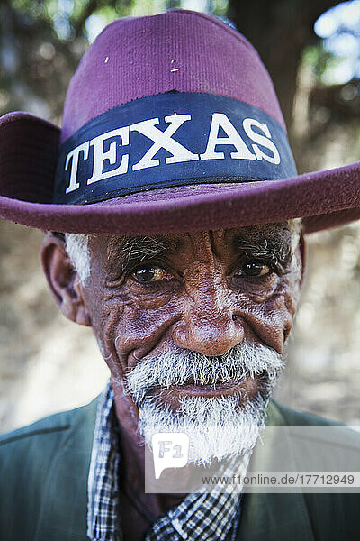Porträt eines älteren Mannes  der einen texanischen Cowboyhut trägt; Äthiopien