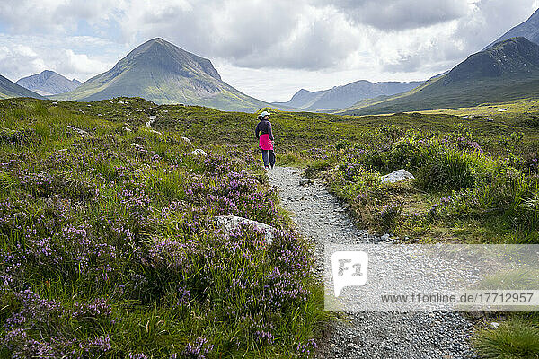 Eine Frau wandert auf einem Pfad in den Cuillin Mountains bei Sligachan  Isle of Skye  Schottland; Sligachan  Isle of Skye  Schottland
