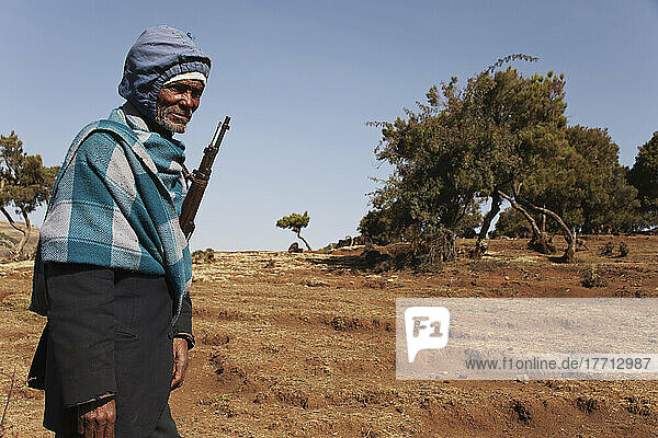 Lokaler bewaffneter Wachmann mit Trekkinggruppe  Simien Mountains National Park; Region Asmara  Äthiopien