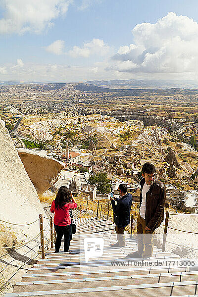 Touristen auf der Treppe mit Blick von der Spitze der Burg Uchisar; Uchisar  Kappadokien  Türkei