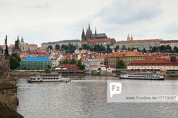 Blick von der Karlsbrücke auf die Prager Burg  die Moldau und die Ausflugsboote; Moldau  Prag  Tschechische Republik