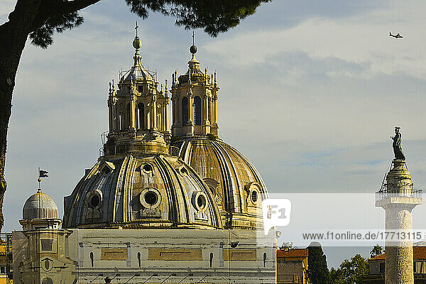 Kuppeln der Kirche Santa Maria di Loreto mit Obelisk und Flugzeug in der Luft; Rom  Italien