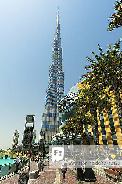 Blick an der Dubai Mall vorbei in Richtung des Burj Khalifa; Dubai  Vereinigte Arabische Emirate