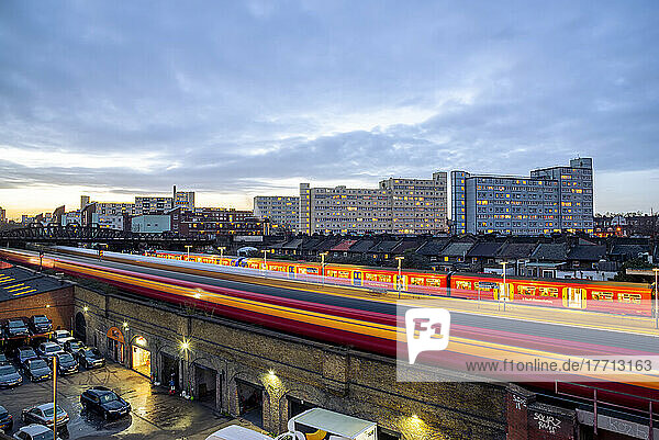 Stadtlandschaft von Battersea in der Abenddämmerung  einem Stadtteil im Südwesten Londons; London  England