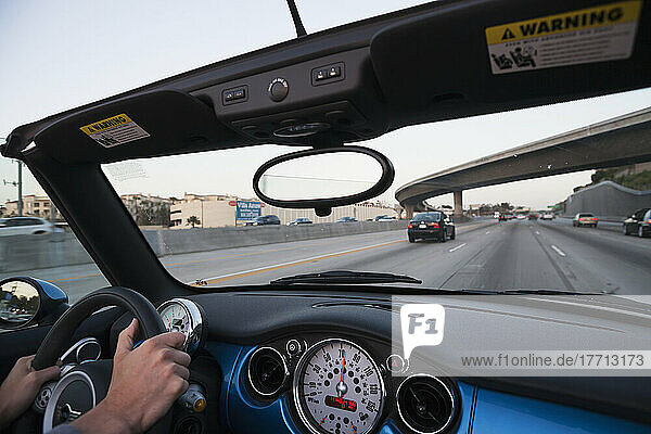 Fahren in einem Cabrio mit offenem Verdeck; Kalifornien  Vereinigte Staaten von Amerika