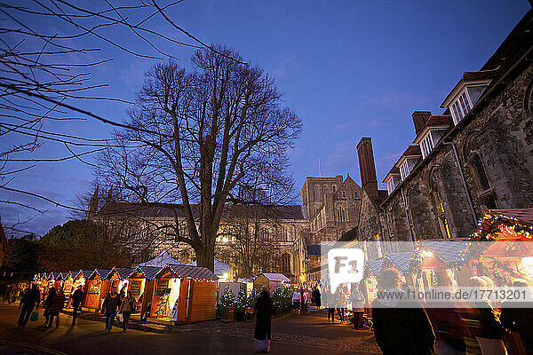 Weihnachtsmarkt in der Kathedrale von Winchester; Winchester  Hampshire  England