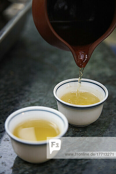 Einschenken von Tee Maokong Teeplantage Taipeh Taiwan