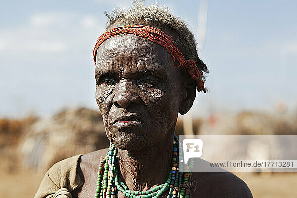 Porträt eines älteren Mannes  der bunten Perlenschmuck trägt; Omo-Tal  Äthiopien