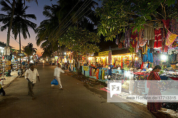 Geschäfte in der Abenddämmerung auf der Straße; Candolim  Goa  Indien