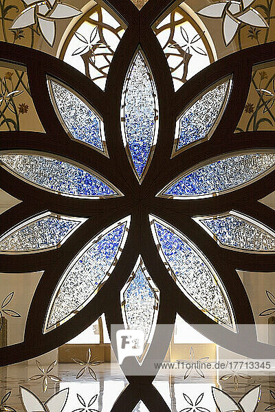 Design auf Glas in der Großen Moschee von Sheikh Zayed; Abu Dhabi  Vereinigte Arabische Emirate