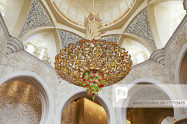 Im Inneren der Großen Scheich-Zayed-Moschee; Abu Dhabi  Vereinigte Arabische Emirate