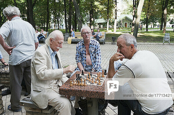 Schachspieler in einem Park; Kiew  Ukraine