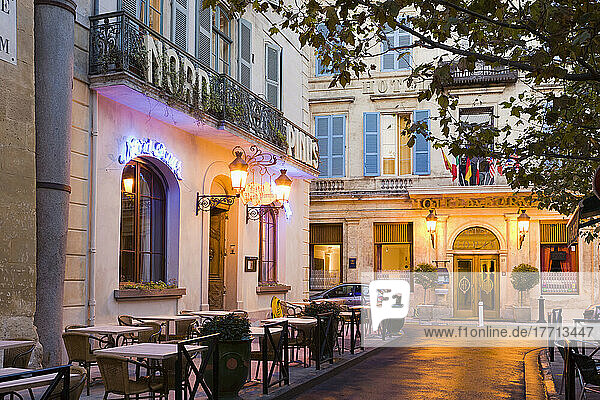 Sitzplätze im Freien auf einer beleuchteten Straße in der Abenddämmerung; Arles  Provence-Alpes-Cote D'azur  Bouches-Du-Rhone  Frankreich