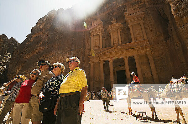 Gruppe von Touristen  die vor der Schatzkammer fotografiert werden; Petra  Jordanien