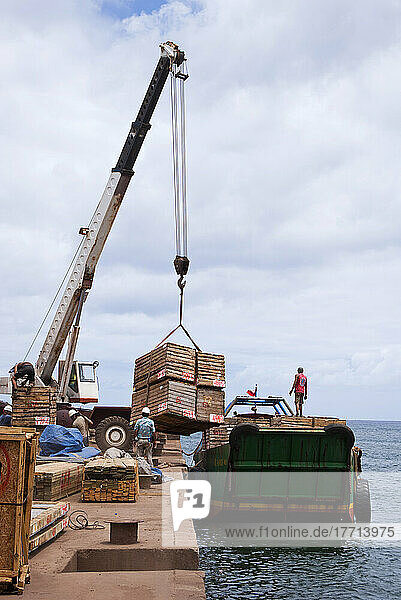 Ein Kran lädt Kisten auf einen Frachter mit Ziel Valparaiso  Osterinsel  Chile