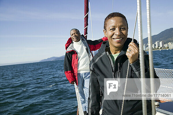Älteres Ehepaar auf ihrem Segelboot  Hafen von Vancouver  Bc