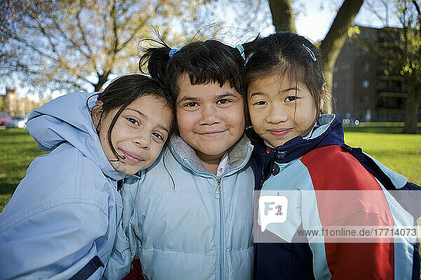 Multiethnische Kinder außerhalb einer ESL-Schule; Guelph Ontario Kanada