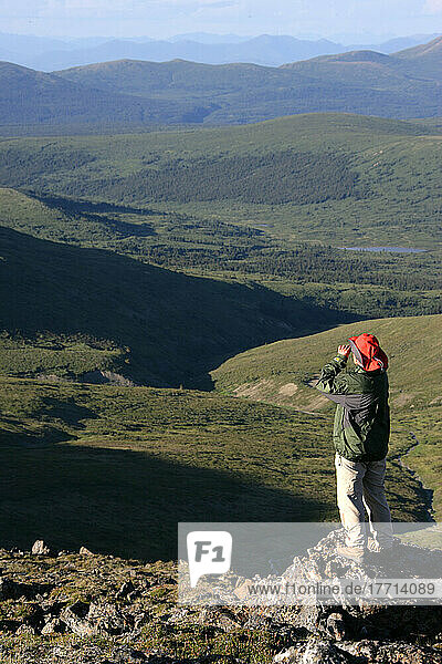 Wanderer auf dem Gipfel des Caribou Mountain mit Blick nach Norden über das Carcross Highway Valley  Yukon