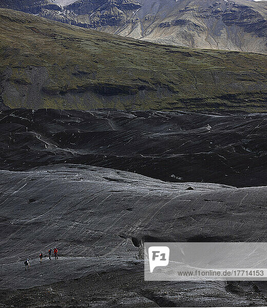 Gruppe von Menschen beim Wandern auf der Vatnajokull-Eiskappe in Südisland; Island