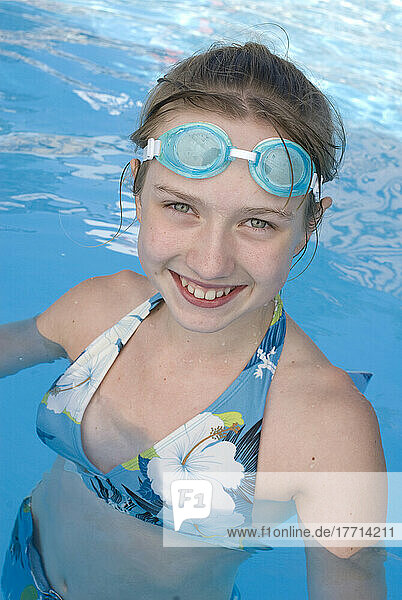 Mädchen in einem Schwimmbad  Victoria  British Columbia