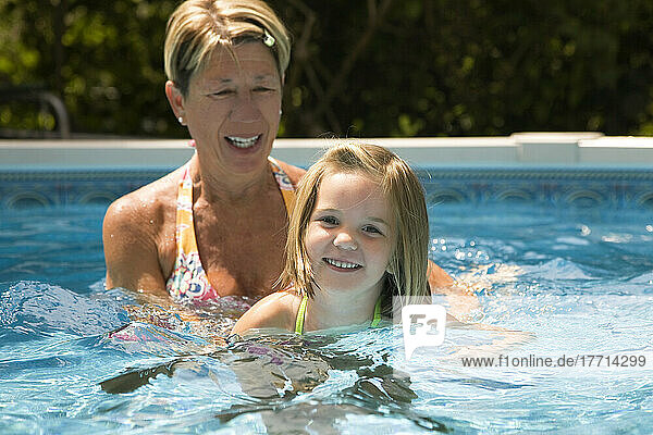 Junges Mädchen lernt mit Hilfe ihrer Großmutter schwimmen; Ontario  Kanada