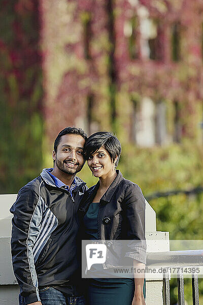 Ein junges indisch-ethnisches Paar posiert vor dem Fairmont Empress Hotel im Herbst; Victoria  Vancouver Island  British Columbia