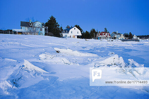 Auswahl des Künstlers: Häuser im Winter bei Dämmerung  Region Bas-Saint-Laurent  Quebec