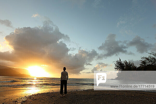 Frau beobachtet den Sonnenuntergang über der Hanalei Bay  Kaua'i  Hawaii