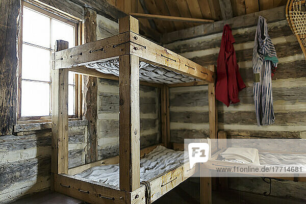 Rustikale Etagenbetten und Wohnräume einer Blockhütte aus der Zeit des Pelzhandels beim Festival Du Voyageur; Winnipeg  Manitoba  Kanada