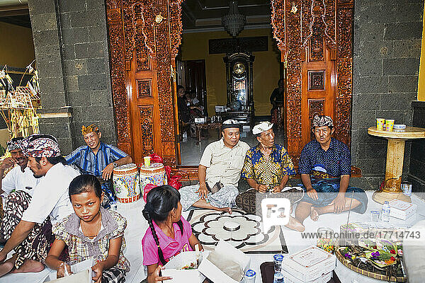 Einige Älteste warten vor einer neuen religiösen Zeremonie  Pemogan  Bali  Indonesien