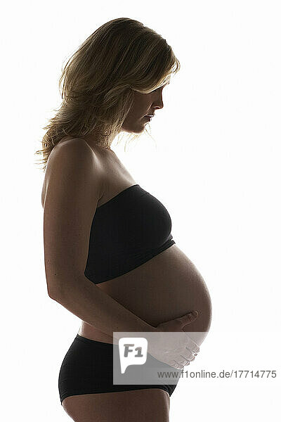 Silhouettiertes Profil einer schwangeren jungen Frau