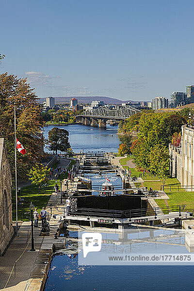 Gebäude und Parkanlagen entlang des Rideau-Kanals mit einer Reihe von Bootsschleusen; Ottawa  Ontario  Kanada