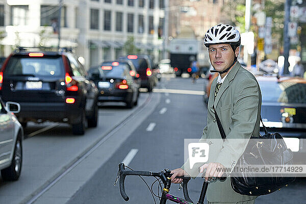 Geschäftsmann mit Fahrrad auf der Straße  Toronto  Ontario