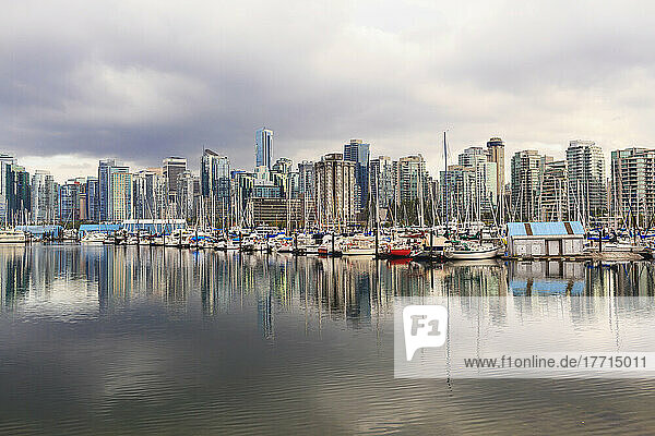 Segelboote im Hafen von Coal reflektiert; Vancouver  British Columbia  Kanada