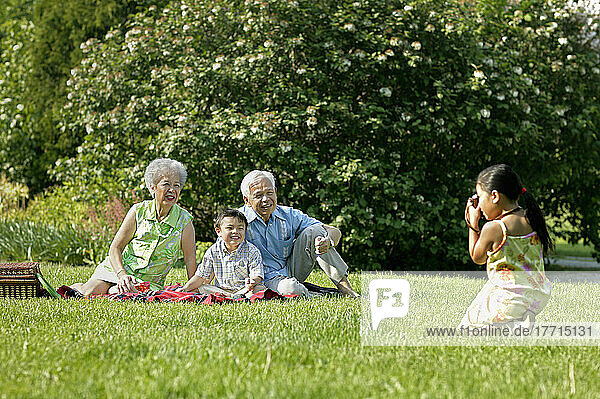 Mädchen nimmt Foto der Familie im Park  Toronto  Ontario