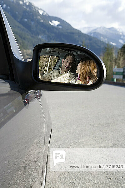 Ansicht des Paares im Autospiegel