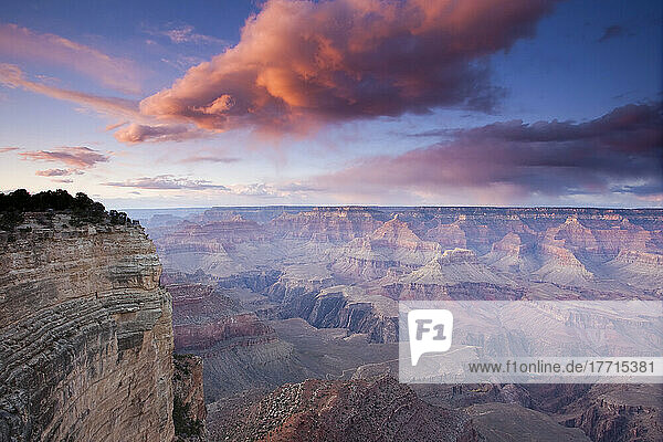 Südrand des Grand Canyon bei Sonnenuntergang  Arizona