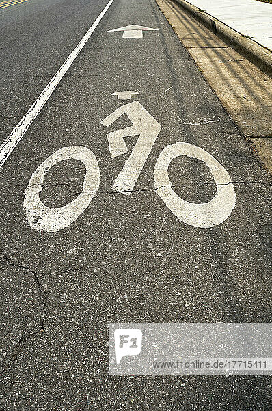 Fahrradspur-Symbol auf der Straße  Carrboro  North Carolina