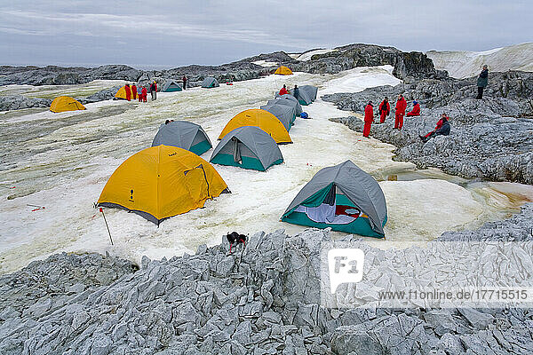 Reisende campen auf den argentinischen Inseln in der Antarktis